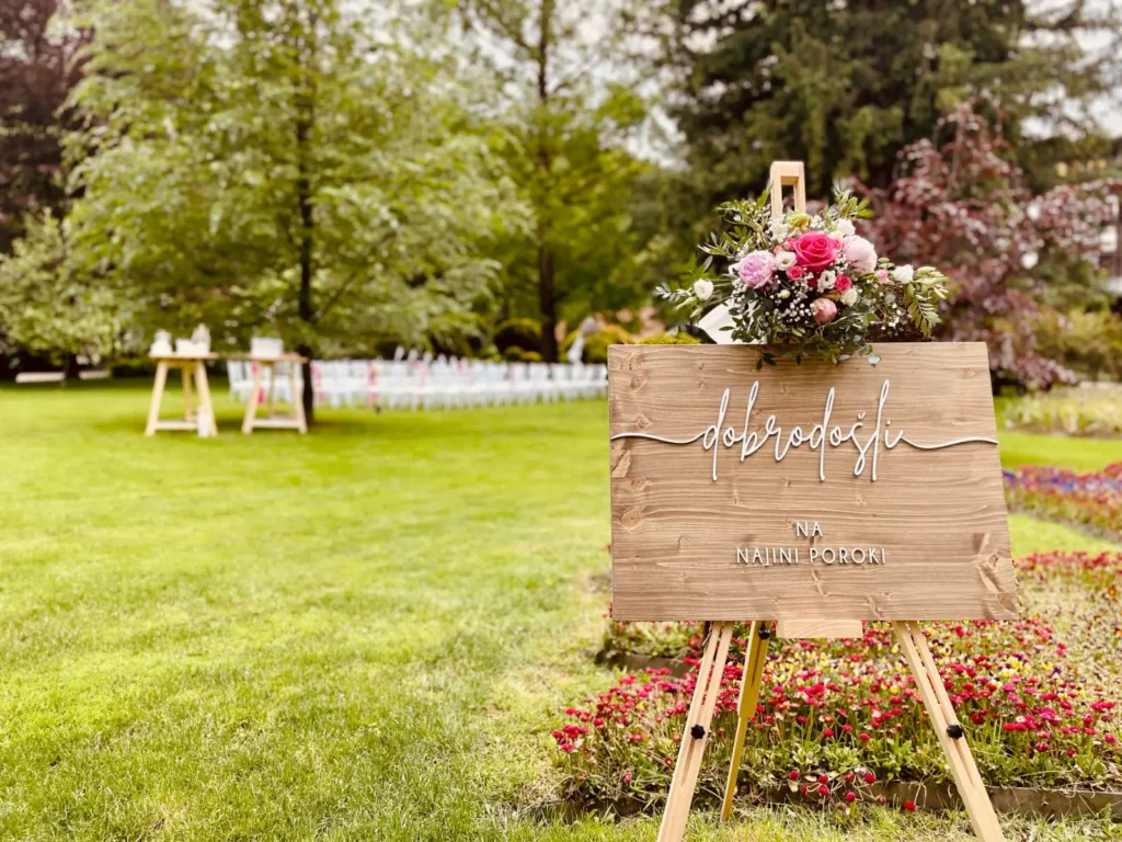 Stojalo z dekoracijo - za napis na dogodku